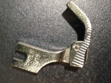 Лапка для канта металл P69LH 3/16 левосторонняя Лапка для канта металл P69LH 3/16 левосторонняя