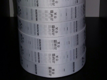 Этикетка состава (100% polyester) 2,5см (100м) Этикетка состава (100% polyester) 2,5см (100м)