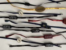 Крепеж пломба пластиковая с лентой для одежды с логотипом (1000шт) Крепеж пломба пластиковая с лентой для одежды с логотипом (1000шт)