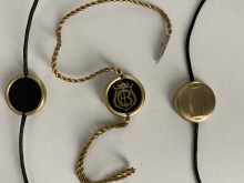 Крепеж пломба металлическая для одежды с логотипом (1000шт) Крепеж пломба металлическая для одежды с логотипом (1000шт)