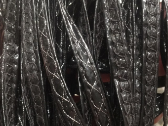 Бейка лаковая 5мм (30м) черная узор серебро Бейка лаковая 5мм (30м) черная узор серебро