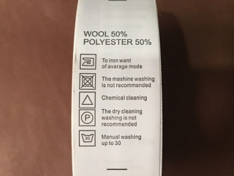Этикетка состава (wool 50% polyester 50%) 2,5см (100м) Этикетка состава (wool 50% polyester 50%) 2,5см (100м)