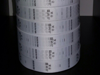 Этикетка состава (100% polyester) 2,5см (100м) Этикетка состава (100% polyester) 2,5см (100м)