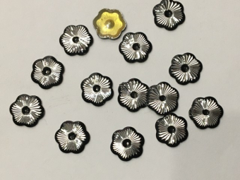 Камешки клеевые стразы металл 10мм №1 (220шт) Камешки клеевые стразы металл 10мм №1 (220шт)