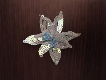 Вышивка цветок большой булавка 7смх7см голубой Вышивка цветок большой булавка 7смх7см голубой