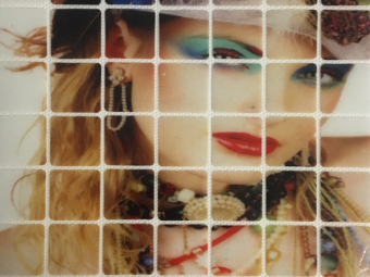 Украшения клеевые квадраты девушка в шляпе 14смх14см Украшения клеевые квадраты девушка в шляпе 14смх14см