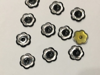 Камешки клеевые стразы металл 12мм №17 (190шт) Камешки клеевые стразы металл 12мм №17 (190шт)