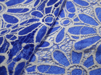 Ткань гипюр цветы электрик с белым (1метр) Ткань гипюр цветы электрик с белым (1метр)