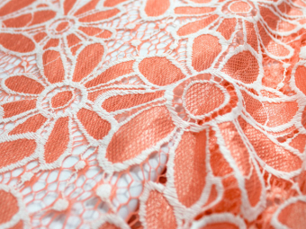 Ткань гипюр цветы персиковый с белым (1метр) Ткань гипюр цветы персиковый с белым (1метр)